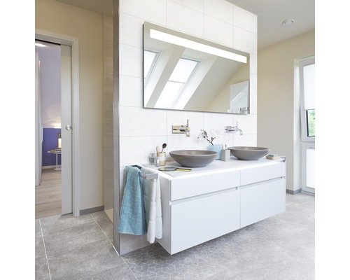 Badezimmer mit Doppelwaschbecken, Spiegel mit Beleuchtung und weißen Möbeln