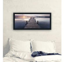 Gerahmtes Wandbild mit einem Steg auf einem See über einem Bett
