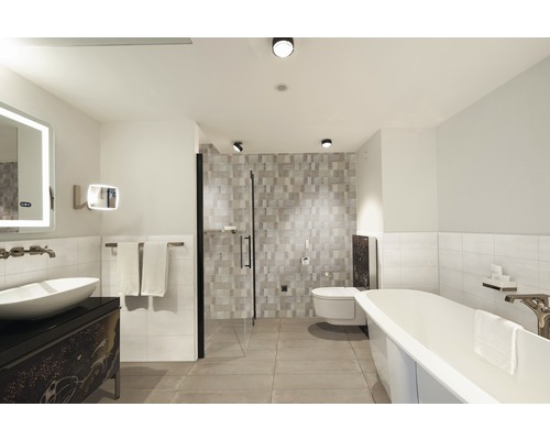 Helles Badezimmer mit Dusche, Waschbecken, Toilette und Badewanne