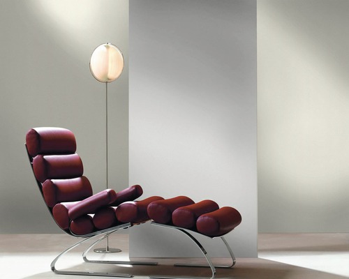 Chaiselongue mit Stahlrahmen und Polsterung neben Stehlampe