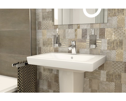 Badezimmer mit Waschbecken, Armatur, Seifenspender, Zahnbürstenhalter und gemusterter Wandfliese