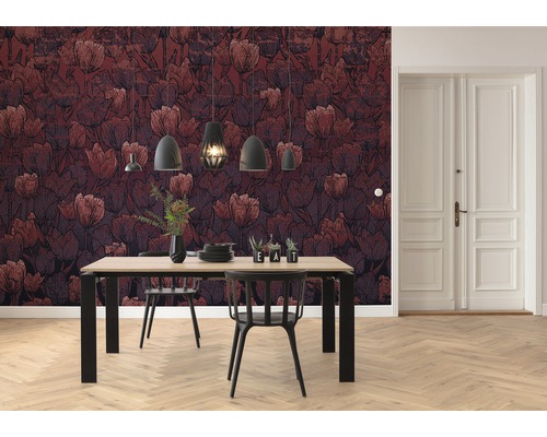 Esszimmer mit Esstisch, Stühlen, Pendelleuchten und floraler Tapete