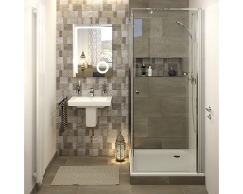 Badezimmer mit Dusche, Waschbecken, Spiegel und gemusterten Fliesen