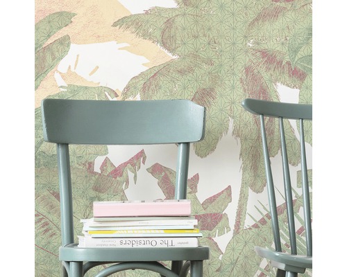 Dekorative Wand mit Palmenmotiv und zwei Stühlen