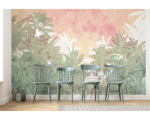 Wohnraum mit Dschungeltapete und vier Stühlen