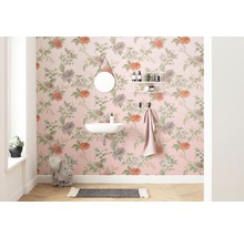 Badezimmer mit floraler Tapete, Spiegel, Waschbecken und Handtuchhalter.