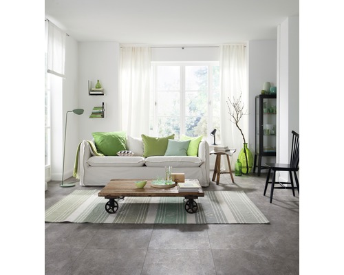 Helles Wohnzimmer mit Sofa, Teppich und Couchtisch