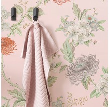 Wand mit floraler Tapete, Handtuch an Haken