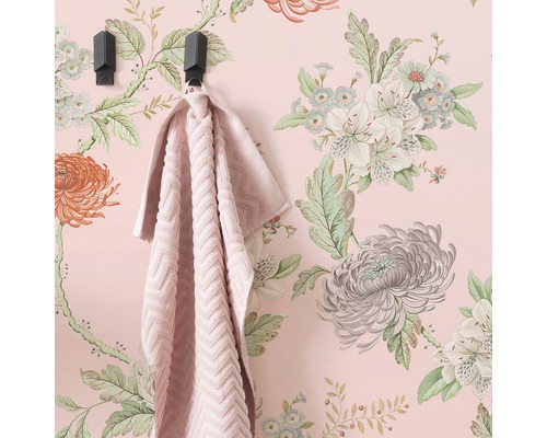 Wand mit floraler Tapete, Handtuch an Haken