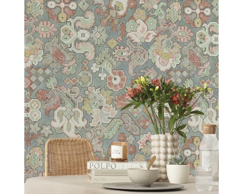 Gemusterte Tapete mit Tischdekoration und Stuhl