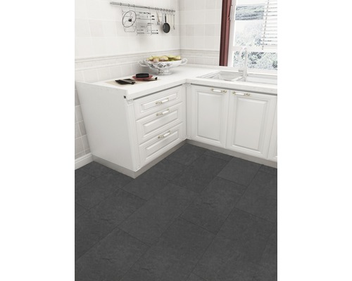 Küchenszene mit weißen Schränken und dunklem Boden