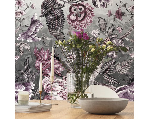 Dekoratives Interieur mit Blumentapete, Blumenstrauß und Kerzen