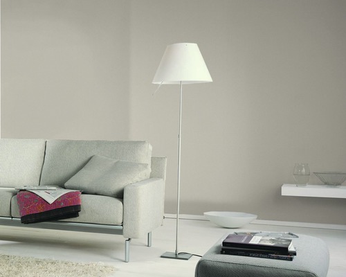 Wohnzimmer mit Stehlampe, Sofa und Hocker