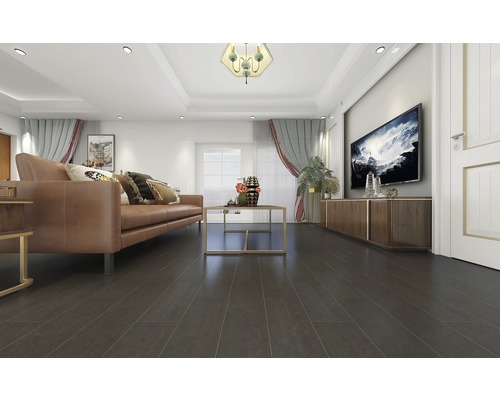 Wohnzimmer mit braunem Sofa, Couchtisch und dunklem Laminatboden.