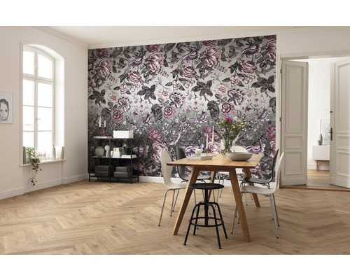 Heller Raum mit Esstisch und floraler Tapete