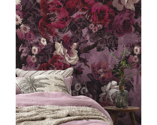 Schlafzimmer mit floraler Tapete, Bett und Nachttisch