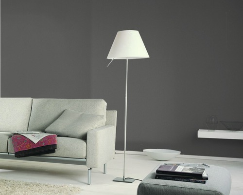 Wohnzimmer mit Stehlampe, Sofa und Ottoman