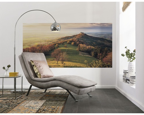 Innenraumszene mit Liege, Bogenlampe und Landschaftsbild