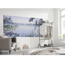 Wohnraum mit Wandbild eines Sees im Morgennebel, Sessel und Kleiderständer
