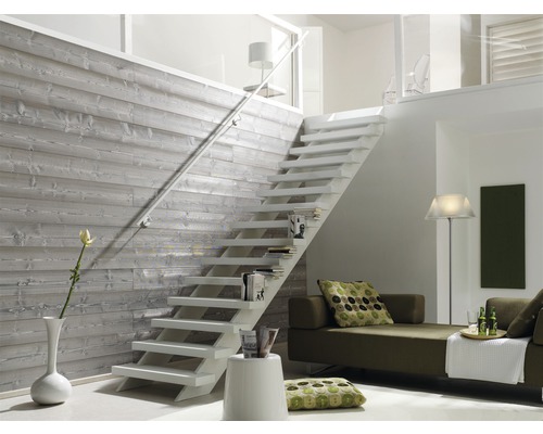 Helles Wohnzimmer mit Holzvertäfelung, Treppe und Sofa