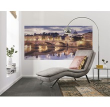 Wohnzimmer mit Liege, Stehlampe und Wandbild mit Brückenmotiv
