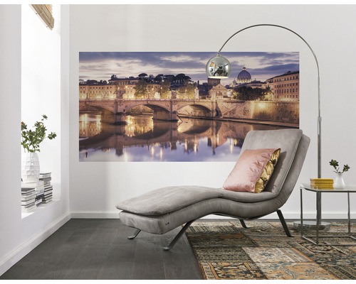 Wohnzimmer mit Liege, Stehlampe und Wandbild mit Brückenmotiv