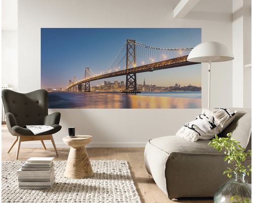Wohnzimmer mit Wandbild der Golden Gate Brücke, Sessel und Sofa