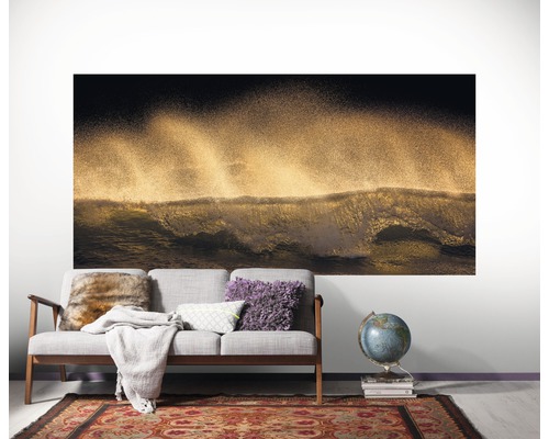 Dekoratives Wandbild mit Wellenmotiv über einem Sofa im Wohnzimmer