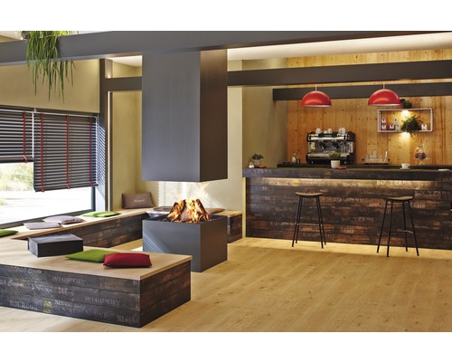 Gemütlicher Innenraum mit Kamin, Bar und Sitzgelegenheiten