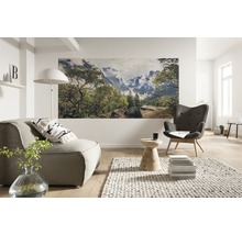 Helles Wohnzimmer mit Sessel, Sofa und Wandbild mit Naturmotiv