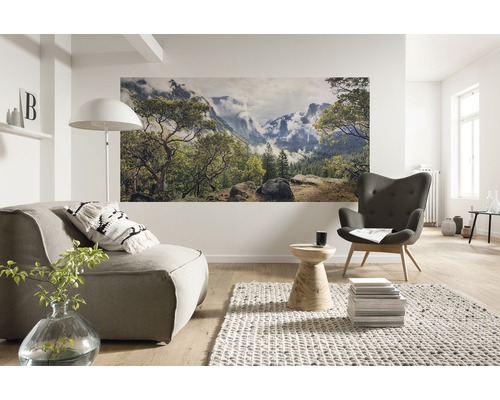 Helles Wohnzimmer mit Sessel, Sofa und Wandbild mit Naturmotiv