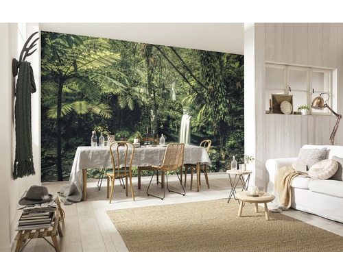 Wohnraum mit Fototapete Dschungelmotiv, Esstisch und Sitzgelegenheiten