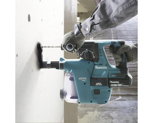 Makita Akku Bohrhammer beim Bohren in eine Wand