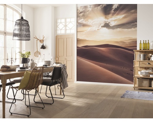 Esszimmer mit Esstisch, Stühlen, Lampe, Wandbild mit Dünenlandschaft und Holzfußboden