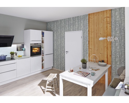 Heller Küchenraum mit weißen Möbeln und einem Esstisch.