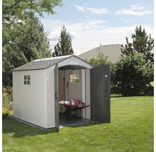 Gartenszene mit Gerätehaus, Schubkarre und Gartengeräten