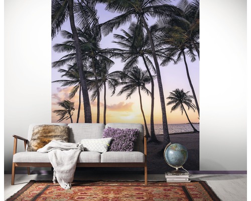 Wandbild mit Palmenmotiv über einem Wohnbereich mit Couch und Dekoration