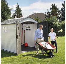 Gartenszene mit Gartenhaus, Schubkarre und zwei Personen beim Gärtnern.