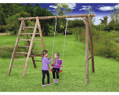 Holzschaukel mit Leiter für Kinder im Garten