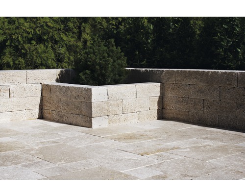 Außenbereich mit Steinmauer und Steinbodenplatten