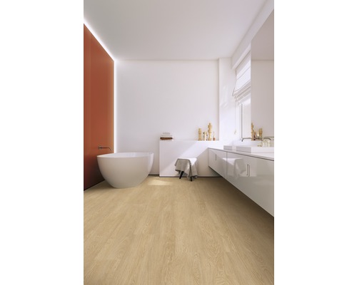 Modernes Badezimmer mit freistehender Badewanne, Waschtisch und hellem Holzboden.