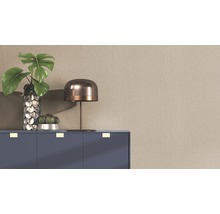 Dekorative Anrichte mit Tischlampe, Vase und Kaktus
