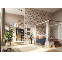 Schlafzimmer mit Himmelbett, gemusterter Tapete und Zimmerpflanzen für eine helle und organisierte Atmosphäre.