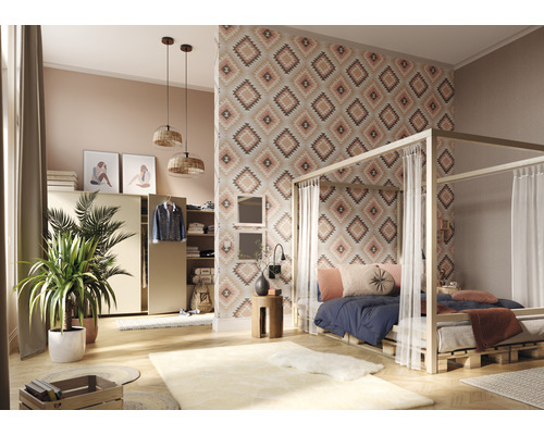 Schlafzimmer mit Himmelbett, gemusterter Tapete und Zimmerpflanzen für eine helle und organisierte Atmosphäre.