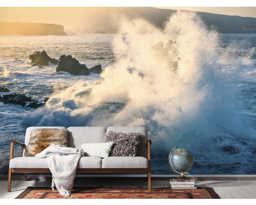 Wohnzimmer mit Fototapete, die eine stürmische See zeigt