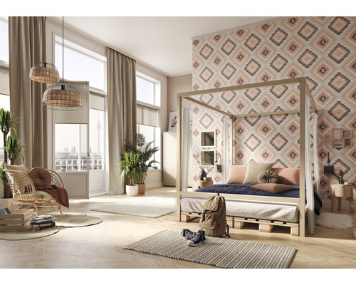 Helles Schlafzimmer mit Himmelbett, gemusterter Tapete und Rattanmöbeln für ein entspanntes Ambiente