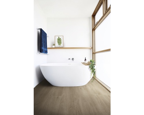 Helles Badezimmer mit freistehender Badewanne, Holzregal und Holzfußboden