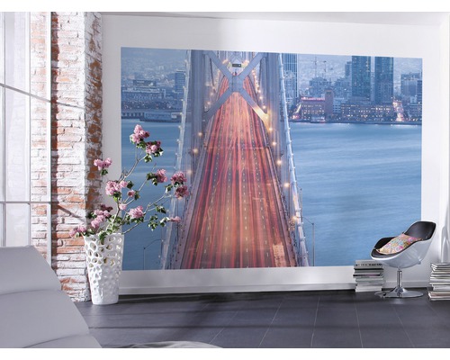Wohnraum mit Fototapete einer Brücke bei Nacht
