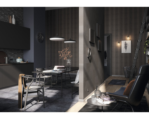 Interieuransicht eines Esszimmers mit Küche, Stühlen, Esstisch und dekorativen Elementen