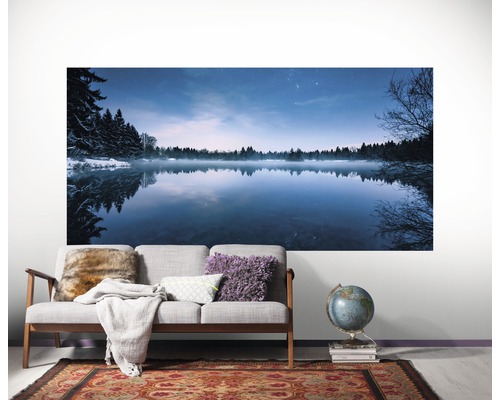 Wandbild mit Seemotiv über einem Sofa in einem Wohnzimmer